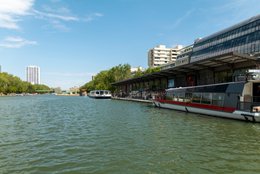 19th-arrondissement;-Bassin-de-la-Villette;-Cinema;-Cruise-boat;-France;-Île-de-France-region;-Kaleidos;-Kaleidos-images;-La-parole-à-limage;-Leisure;-MK2;-Paris;-Parisian-heritage;-Quay;-Reflections;-Residential-buildings;-River-shuttle;-River-tourism;-Stories-Pictures;-Summer-2026;-Tarek-Charara;-Tower;-Urban-landscape